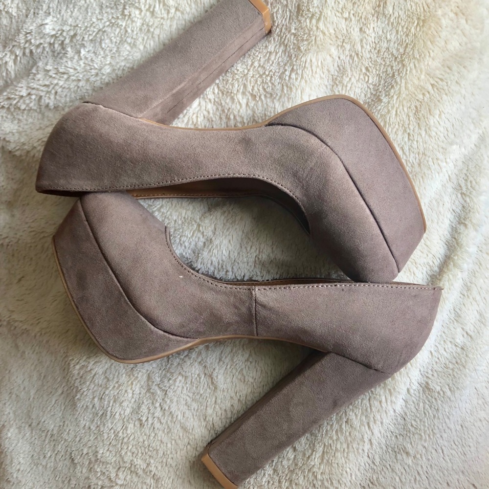 NWOT Nude suede platform heels size 6.5
